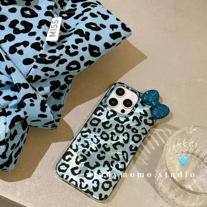 Coque de téléphone avec doublure léopard coloré, diamant clignotant, nœud papillon, pour iPhone 16 15 14 Plus 13 Mini 12 Pro Max 11 7 8 SE X XS XR élégante à offrir pour femmes et hommes pour toutes occasions