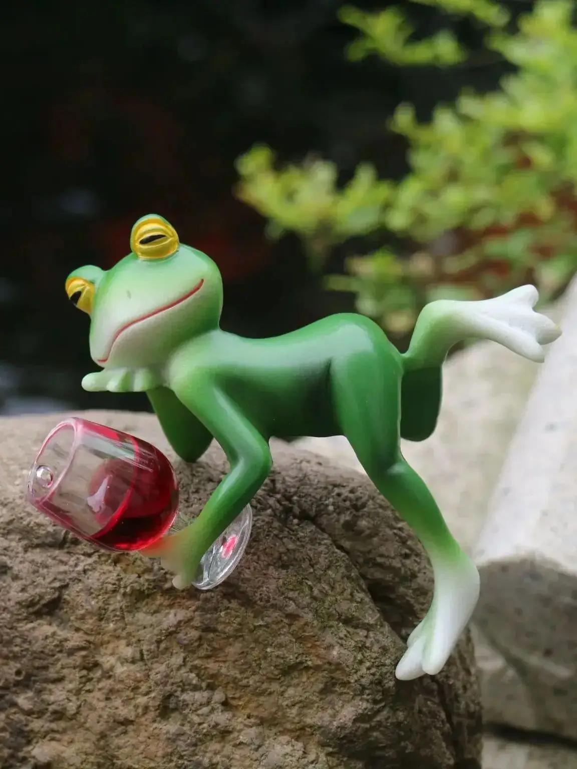 Un charmant ornement en forme de grenouille verte et de verre à vin – idéal pour la décoration intér