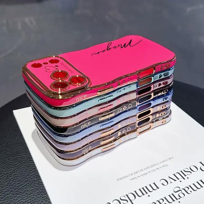 Coque personnalisée en TPU souple avec nom gravé pour iPhone 17 coque de protection avec pare-chocs ondulés matériaux variés à offrir pour les occasions spéciales