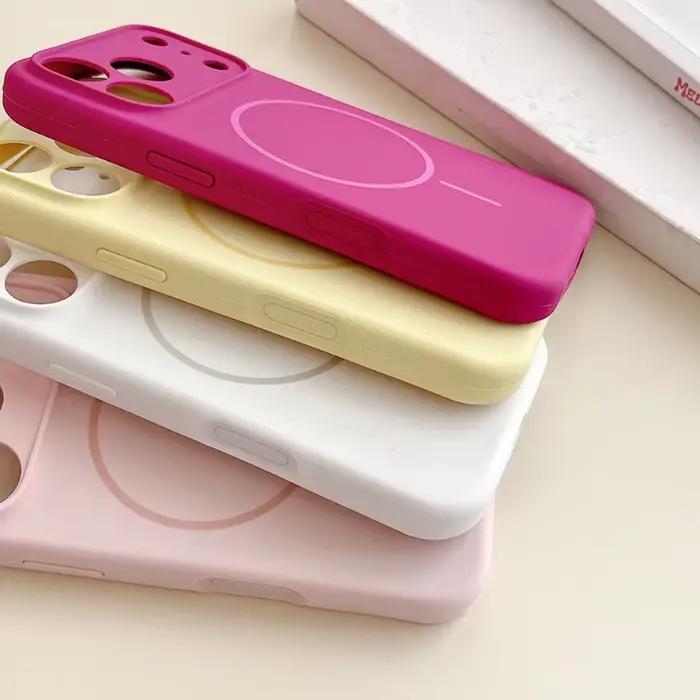 Coque de téléphone en silicone souple couleur unie avec chargement magnétique sans fil MagSafe pour iPhone 17 Pro