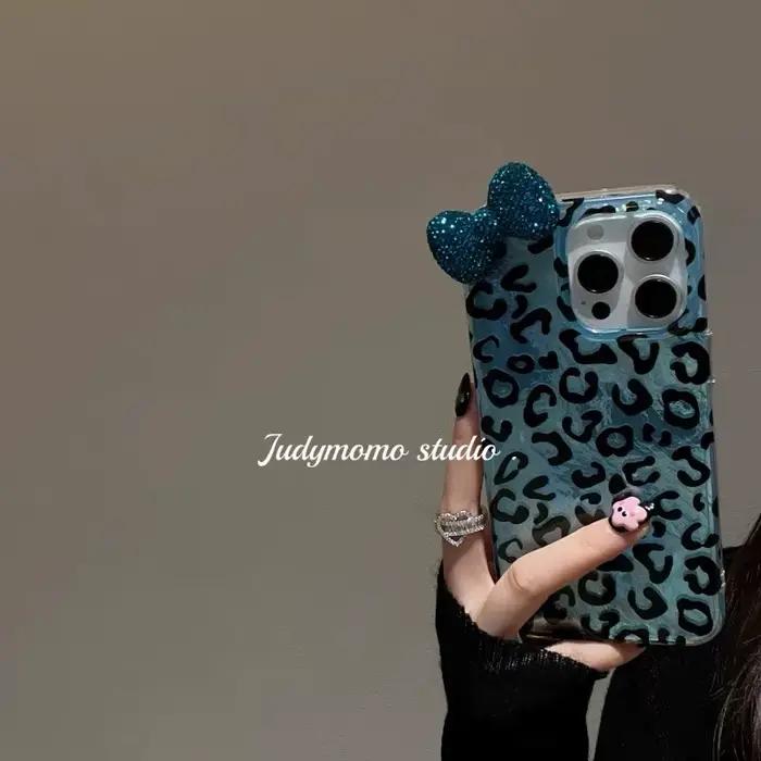Coque de téléphone avec doublure léopard coloré, diamant clignotant, nœud papillon, pour iPhone 16 15 14 Plus 13 Mini 12 Pro Max 11 7 8 SE X XS XR élégante à offrir pour femmes et hommes pour toutes occasions