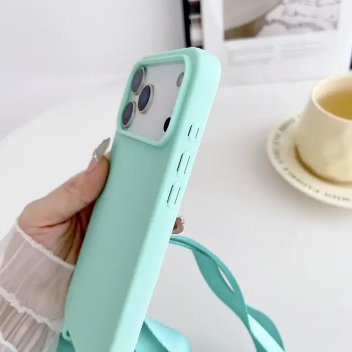 Coque en silicone mate avec lanière et collier à bandoulière
