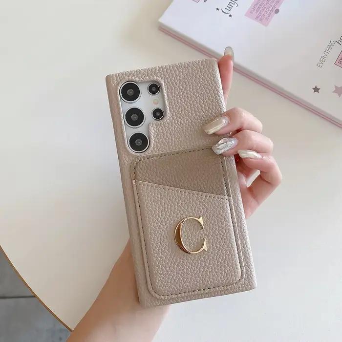 Étui personnalisé Samsung avec porte-cartes et initiales pour S24 S23 S22 A55 A13, en cuir avec nom et style gold pour cadeaux spéciaux
